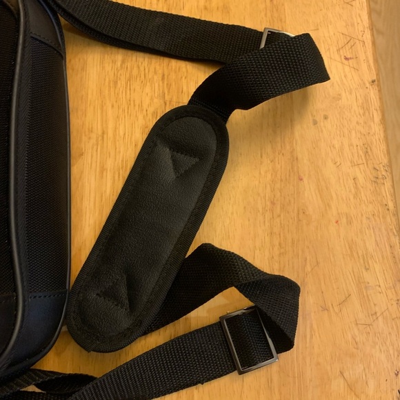 Kenneth Cole Reaction Crossbody Case - Picture 8 of 15